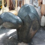 《漂浮著》作品上遍布切削、打磨的痕跡，在工具的選用上，運(yùn)用刀削手法呈現(xiàn)作品多樣化的表情。