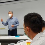 新業(yè)建設(shè)創(chuàng)辦人-穆椿松 分享公司的經(jīng)營理念，到個人工作態(tài)度抱持主動、積極、樂觀的心態(tài)，相信在崗位及人生道路上能迎刃而解。