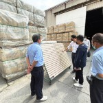 當(dāng)天特地將山形磚搬至戶外，新業(yè)職人團(tuán)隊(duì)宛如品鑑珍品般，仔細(xì)觀察磁磚在戶外陽光照射下的顏色紋理及曲線起伏。