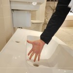 面盆的深淺度、弧度及材質(zhì)皆有講究，如何在使用時不易積水及水花四濺，清洗起來省時省力，也是職人衛(wèi)浴選品的考量點。