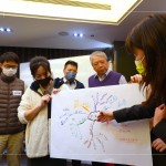 各小組交流分享，促進(jìn)合作與腦力激盪，學(xué)習(xí)思考及問(wèn)題分析的訣竅，整理出重要的觀點(diǎn)和結(jié)論。(圖右二為新業(yè)建設(shè)創(chuàng)辦人-穆椿松 先生)