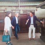 新業(yè)建設(shè)卓勝隆董事長(zhǎng)(右一)帶領(lǐng)著文化局長(zhǎng)王志誠(中間)及文學(xué)作家廖玉蕙(左一) 參觀書席，親自說明書席的設(shè)計(jì)理念。