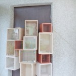 原有櫃體改造的書箱及燈箱，成為本處書席之焦點(diǎn)。