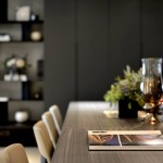 擺放香氛蠟燭來增加空間的美感，渲染出一股溫馨、時尚的餐廳氛圍。