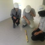 踏出的每一腳步，其實(shí)都能感覺(jué)到地板磁磚是否平整貼合。新業(yè)職人團(tuán)隊(duì)考量未來(lái)居住者的體驗(yàn)，進(jìn)行室內(nèi)地坪拋光磚貼作的平整度檢查。