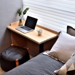 一只透明玻璃瓶內(nèi)插上兩株蔓綠絨Philodendron，掀起筆電，自家就能讓「繆思女神」輕易現(xiàn)出芳蹤。