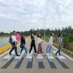 新業(yè)夥伴們過馬路卻引來眾人驚呼！原來是被斑馬線耽誤的3D地景藝術(shù)，彷彿懸浮在空中，各角度都讓人產(chǎn)生「美麗的誤會(huì)」。