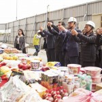 以新業(yè)建設名譽董事長穆椿松先生（圖右三）、卓勝隆董事長（圖右二）及簡福榮總經(jīng)理（圖右四）、邱正光副總經(jīng)理（圖右一）為首，率領(lǐng)全體同仁一同祭拜祈福。祈求接下來的建築程序一切順利、未來住戶安居和樂。