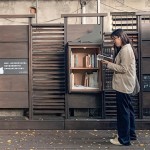 窗櫺式書櫃前伴著兩隻貓，每一位專注閱讀的書人也成為文學(xué)館最美的風(fēng)景。