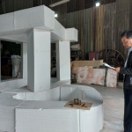 新業(yè)建設(shè)簡福榮總經(jīng)理(右一)打量著眼前『灰階-方』藝術(shù)品的模型，期待著成品安置於社區(qū)中，為住戶帶來「藝」種美好的新「視」界。