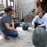 藝術(shù)家陳煜權(quán)（圖左一）與建築職人簡(jiǎn)福榮總經(jīng)理（圖右一）以蹲姿模擬水池的平視高度，討論著如何將藝術(shù)品與社區(qū)融合的美好樣貌，完美演繹。