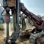 氣勢磅礡的地質(zhì)鑽探機，深入地底抽取的剎那間，有如電影般塵土飛揚、滾滾黃沙的壯觀畫面。