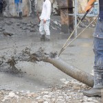 烈日之下，師傅們揮汗如雨的穩(wěn)住灌漿管道，慢慢地為基礎(chǔ)工程披上一層層肌理。