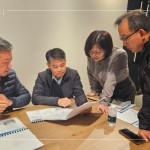 從設(shè)計、營建、行銷、客服跨部門的整合討論，觀察衛(wèi)浴設(shè)計調(diào)性、材質(zhì)、規(guī)劃配置，細細琢磨，以講究打造生活。（圖左一為新業(yè)建設(shè)簡福榮總經(jīng)理、圖左二為邱正光副總經(jīng)理）