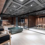 採光通透且獨(dú)立的家教室與公共空間，玻璃映照出層層疊疊的迷人椅背曲線，搭配歷史軌跡的石材與木材，層次裡更為空間注入一股有生命力的靈魂。