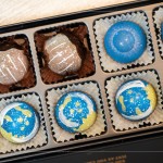 宇宙巧克力 - 將香草莢獨特的香氣與可可豆完美融合，巧克力都是親手繪製，星空圖樣包含著繽紛的內(nèi)餡，每一口都能感受到驚喜。