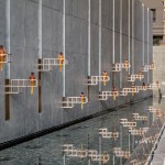 入口大面水景，一如滌去塵囂，步入小徑，由兩側(cè)的柔光引領(lǐng)，使人靜謐優(yōu)雅的歸來(lái)或到訪。