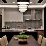 一些風(fēng)格感強烈的設(shè)計物件，加上花藝與綠色植物的妝點下，讓居家空間多點「森」氣。