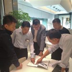 新業(yè)建設(shè)簡福榮總經(jīng)理(右一)、邱正光副總(左二)與設(shè)計(jì)團(tuán)隊(duì)，了解對(duì)於生活的細(xì)節(jié)，必須比住戶要求得更高。