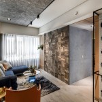 將收藏已久的童玩、公仔或滑板展示在牆面，小心呵護、擦拭的同時，與孩子充滿童趣的對話就此展開。