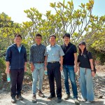 每一棵雀屏中選的小樹(shù)，都是經(jīng)由新業(yè)職人團(tuán)隊(duì)的專業(yè)見(jiàn)解，並審慎評(píng)估後決定出的結(jié)果。我們相信：「不只是我們選樹(shù)，樹(shù)也在選擇一個(gè)值得託付終身的對(duì)象」。(圖中為簡(jiǎn)福榮總經(jīng)理，圖左為吳志輝建築師）