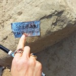 一經(jīng)新業(yè)職人選中的石頭，貼上屬於自己的標(biāo)籤，象徵已屬於『大塊森鄰』的一員。