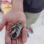 不鏽鋼，臺語又稱為「白鐵」，不僅擁有耐熱、耐腐蝕等特性，也透過其材質(zhì)及特色呈現(xiàn)出作品的強(qiáng)烈金屬光澤感。