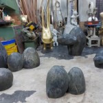 將作品切削出形狀後進(jìn)入翻砂、用沙模鑄造、打磨的階段，直到磨出心目中想要的表情，接著染色、保護(hù)，讓想像逐漸成形。