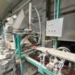 逐層上釉的過程，如同美麗佳人般，經(jīng)過一層一層上釉，妝點(diǎn)出每片山形磚姣好、綺麗的模樣。