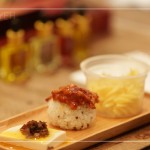 佐食搭配特製油品與醬料，在口中探索與食材的相互交織，感受最純粹的原味。