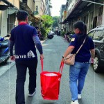 提著重達(dá)20公斤、8天份的年菜，穿梭在臺(tái)中舊市區(qū)街頭巷弄之間，只為將一份份愛心年菜，親手送到長(zhǎng)輩手中。