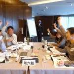 由行銷(xiāo)部楊世偉經(jīng)理(圖左一)帶領(lǐng)的小組，成員來(lái)自營(yíng)建部經(jīng)理、客服部、人資部單位，實(shí)務(wù)操作心智圖的分析案例，舉手搶答與講師互動(dòng)回饋。