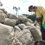 天然原石會依庭園造景的呈現，挑選適合的尺寸，根據石頭的紋理、色澤、形狀及擺放空間，都是方方面面的細節(jié)。