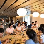 大家專注將自己的花圈設計成想像中唯美的模樣，讓人好期待完成品！