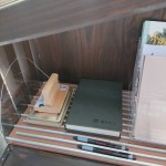 造型資訊櫃放置「閱讀、築夢(mèng)」的紀(jì)念戳章，挑到喜愛的書之後可於此處蓋戳章，並寫下一段好話分享，以一本交換一本概念美好循環(huán)。