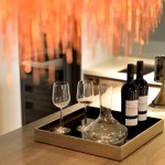 假日裡與好久不見的朋友小酌一番，徹底放鬆一起談天說地，聊聊過往回憶裡那些令人忘懷的趣事。