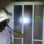 浴室淋浴拉門確實(shí)密合，可阻擋水氣並達(dá)到乾濕分離的目的。作為檢查的一環(huán)，每個(gè)細(xì)節(jié)都不能放過(guò)。