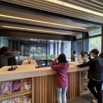 運(yùn)用適合的建築素材，也能自然形成和諧的氣氛，交誼閱讀區(qū)促發(fā)人們想捧本書靜靜閱讀的感受。