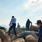 選石過(guò)程中，因石頭形狀、密度、厚實(shí)度各異，新業(yè)職人們需格外小心謹(jǐn)慎、留意腳步! 