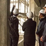 完成上樑儀式後，名譽董事長穆椿松先生、卓勝隆董事長及簡福榮總經(jīng)理至各樓層巡視目前的工程，使每個細節(jié)力求完美。