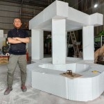 藝術(shù)家任大賢選用鋼圈線條呈現(xiàn)整個藝術(shù)結(jié)構(gòu)體方剛、圓融、尖角等元素，讓各種幾何圖像自由傾訴的語彙，形成理性與感性兼具的藝術(shù)語境。