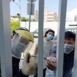 藝術(shù)家─曾永玲與安裝師傅們認(rèn)真的目光，穿透過隔柵縫隙，眼神中訴說著對(duì)藝術(shù)品《上學(xué)趣》的期待。(圖為藝術(shù)品安裝當(dāng)日)