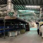 將完成施釉的磁磚送進(jìn)窯爐高溫窯燒，使釉料確實(shí)在磚面上著色，也讓磚體壓合得更加密實(shí)堅(jiān)固。