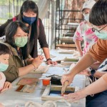 透過最初的孔版印製來體驗(yàn)絹印的樂趣，老師耐心示範(fàn)如何取出油墨、使用刮板均勻上色，孩子目不轉(zhuǎn)睛地緊盯教學(xué)。