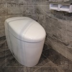 衛(wèi)浴設(shè)備最不可或缺的馬桶，材質(zhì)的選擇不僅展現(xiàn)視覺美感，如何能輕鬆清潔不費力、省水省時，也是職人衛(wèi)浴選品的考量點。