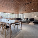 團(tuán)隊(duì)選材更需要細(xì)膩的顧慮使用者的感受，以工業(yè)設(shè)計(jì)結(jié)合傳統(tǒng)工藝，椅墊選自義大利的質(zhì)感牛革，與木材的美麗紋理相互輝映。