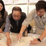 新業(yè)建設(shè)卓勝隆董事長(zhǎng)(圖中)與工地主任，共同探討樹(shù)木容易死亡的原因，及分析各面向可能的解決方案。