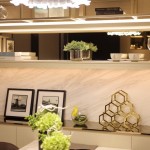 居家擺飾方面，講究精緻的生活態(tài)度，運(yùn)用植栽、工藝品等裝飾，打破一成不變的生活也代言你獨(dú)特的個(gè)性、嗜好與格調(diào)。