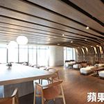 二樓閱覽室、輕食區(qū)皆設(shè)計(jì)曲面天花板，象徵林中之樹。