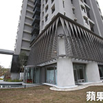 2樓外牆的百頁(yè)型沖孔網(wǎng)，也旋轉(zhuǎn)90度，象徵建築的「樹鬚」